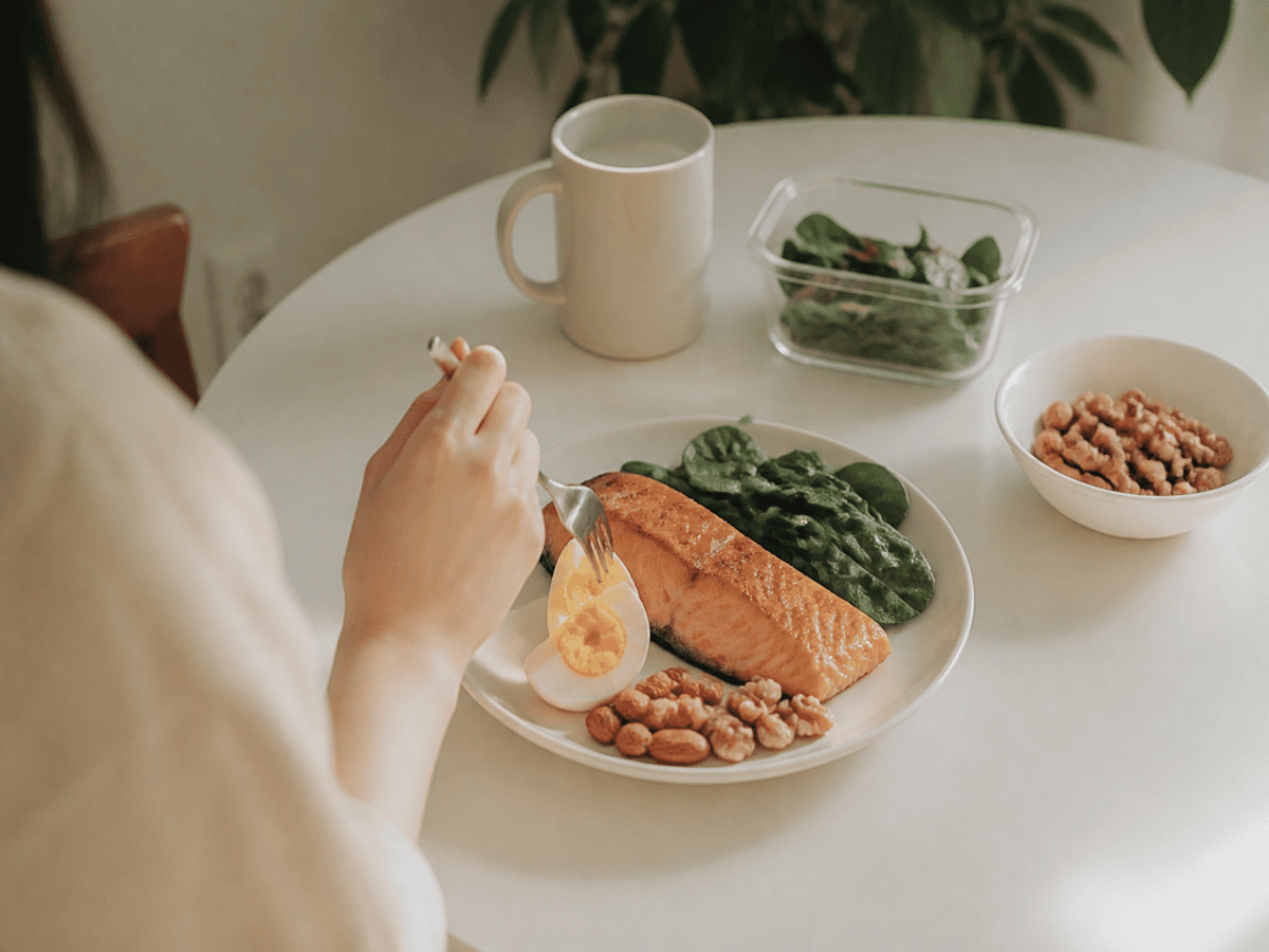 연어와 달걀, 견과류가 담긴 접시