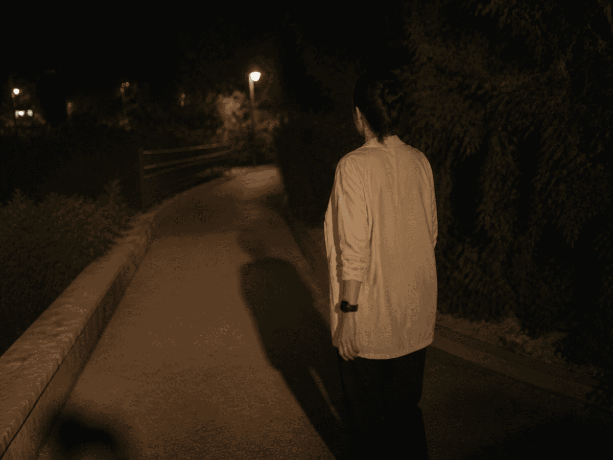 식후 저녁 산책길을 걷는 뒷모습
