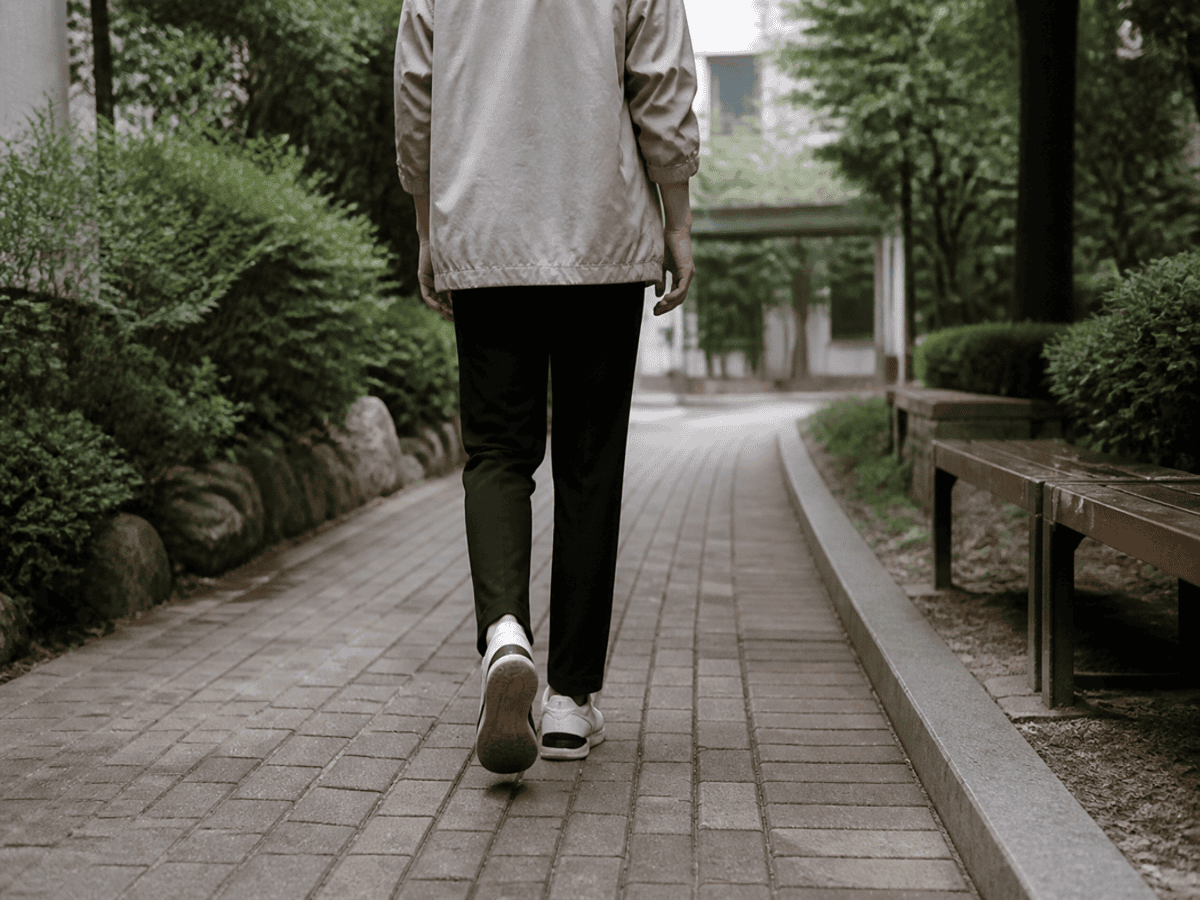 식후 천천히 걷는 발과 다리